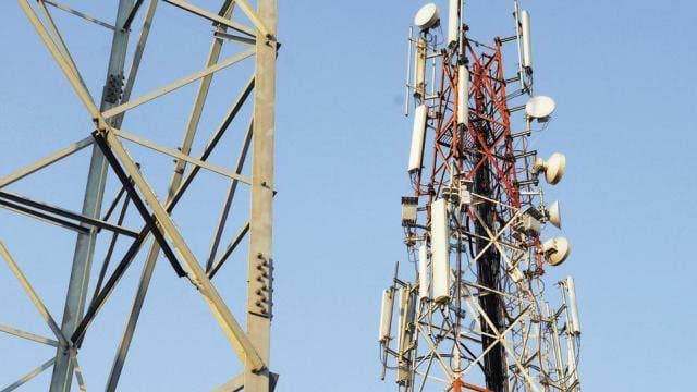 मोबाइल टावर और हाई वोल्टेज लाइन के पास घर बनाना: स्वास्थ्य के लिए खतरा या सुविधा?