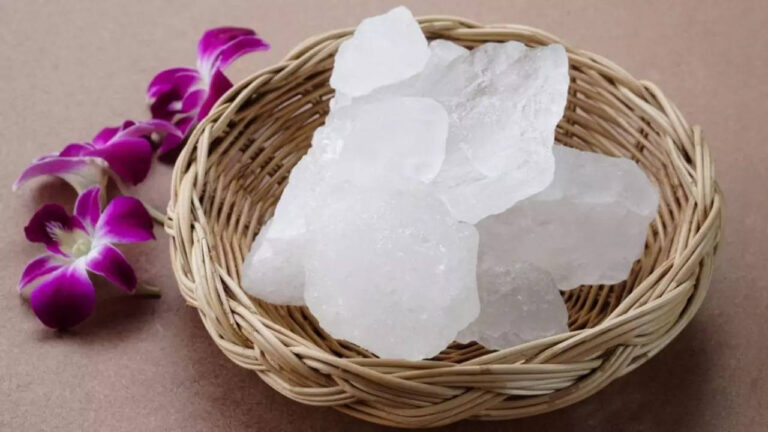 फिटकरी के चमत्कारी फायदे: सेहत, सौंदर्य और घरेलू उपयोग के लिए लाभकारी