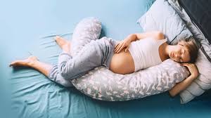 गर्भावस्था में सोने की गलत पोजिशन: मां और बच्चे की सेहत पर पड़ सकता है गंभीर असर